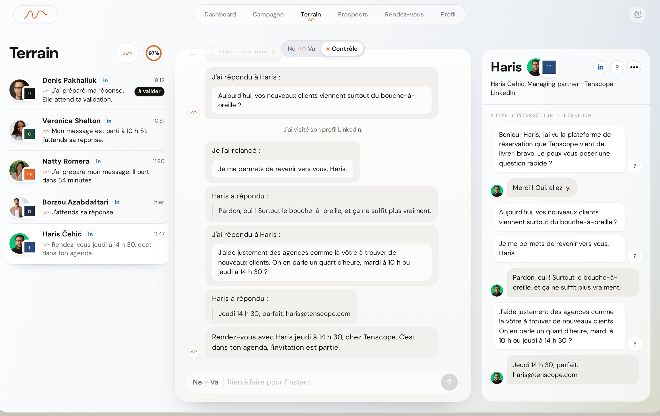 La page Terrain : la liste des décideurs contactés, la conversation avec Haris jusqu’au rendez-vous posé dans l’agenda, et sa fiche